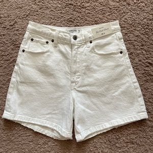 NWT Abercrombie White Dad Shorts Size 26